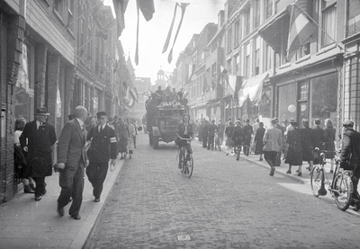 853207 Afbeelding van de intocht van de geallieerden, in de Lange Jansstraat te Utrecht.